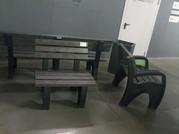 Загрузили уличные лавочки